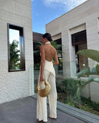 Conjunto con espalda al aire