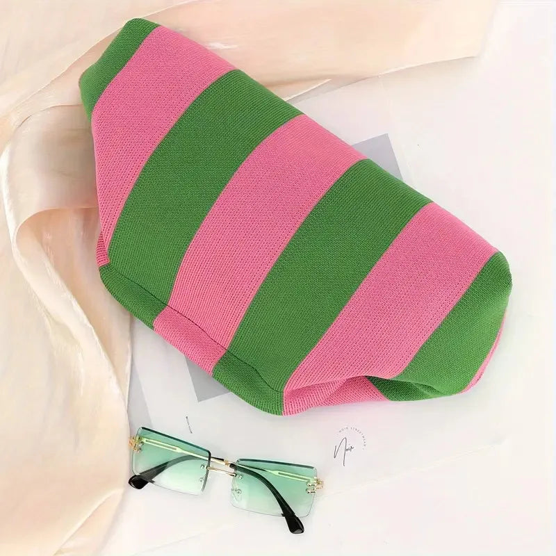 Bolso clutch de playa tejido — estampado a rayas