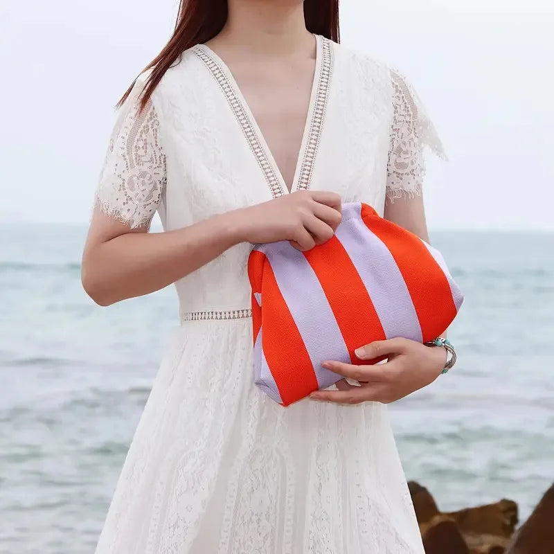 Bolso clutch de playa tejido — estampado a rayas