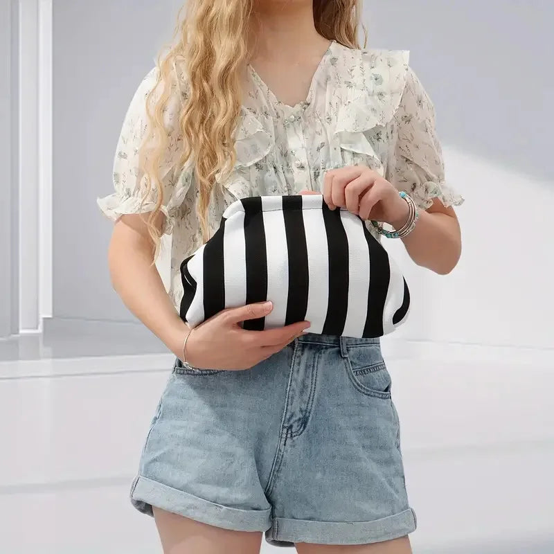 Bolso clutch de playa tejido — estampado a rayas