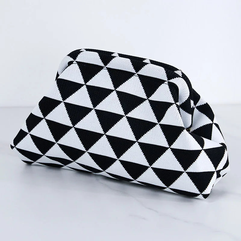 Bolso clutch de playa tejido — estampado a rayas